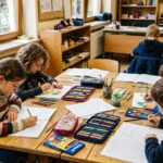 Kinder in einem hellen Klassenzimmer beim gemeinsamen Lernen und Malen