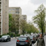 Mehrgeschossige Wohnhäuser an einer deutschen Wohnstraße – Symbolbild für Mietwohnungen und Wohngeld